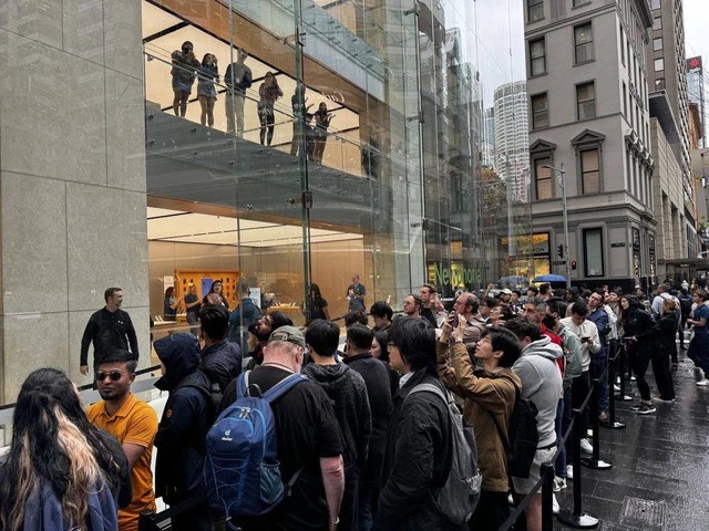 Người dùng xếp hàng dài trước Apple Store đợi mua iPhone 15 Series